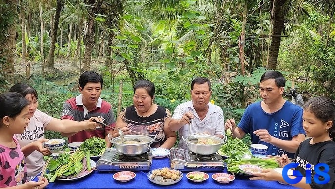 Mơ thấy mâm cơm đông người cho thấy đề thủ đang cảm thấy cô đơn